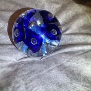 Gibson blue paper weight controlled‎ bubbles flower stamped Gibson 1986